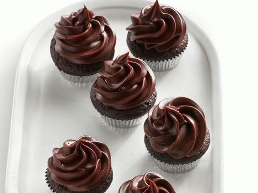 Mini cupcakes de chocolate com creme de ganache