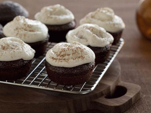 Foto Bolinhos de chocolate na cerveja com creme de requeijão