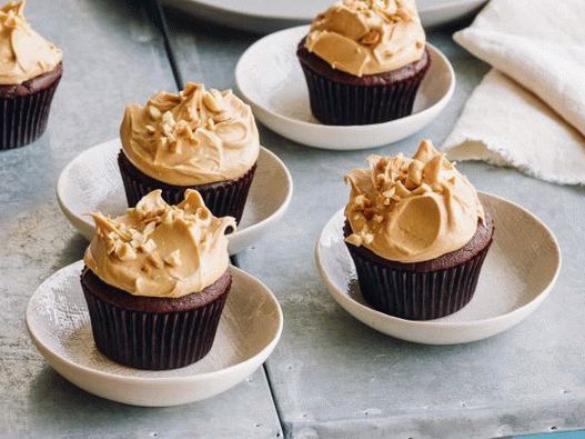 Photo Chocolate Cupcakes com cobertura de amendoim