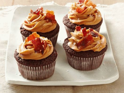 Cupcakes de chocolate com creme de queijo e bacon