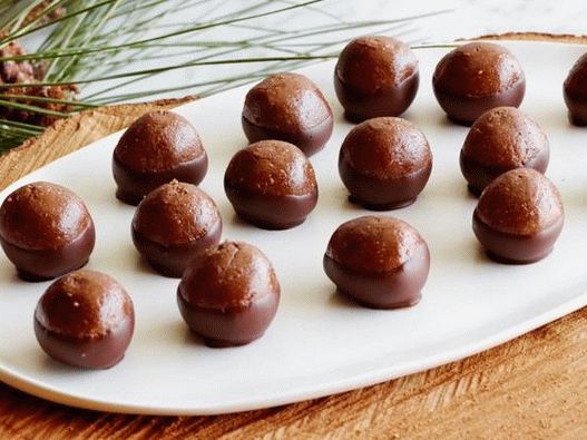 Foto bombons de chocolate com avelãs inteiras