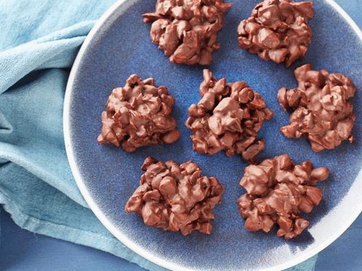 Foto bombons de chocolate com cerejas secas e amêndoas