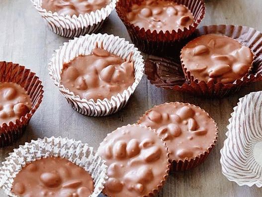 Foto de bombons de chocolate em uma panela lenta