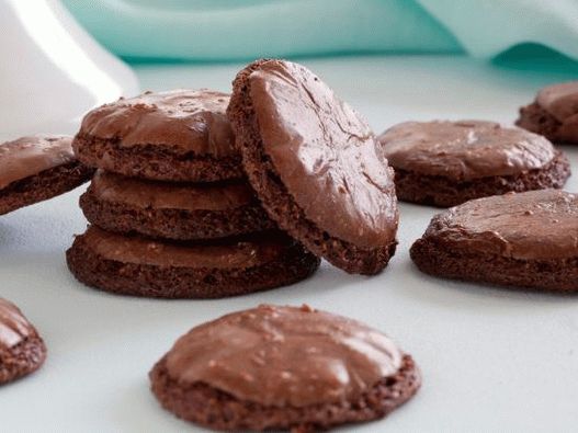 Macaroons de chocolate com foto