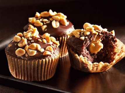 Mini muffins de chocolate com creme de amendoim