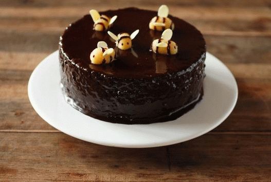 Foto de um muffin de chocolate com abelhas
