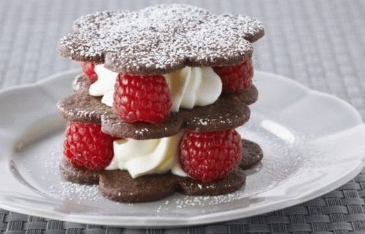 Photo Bolo de chocolate com framboesas