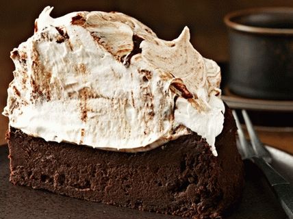 Foto de bolo de chocolate com merengue