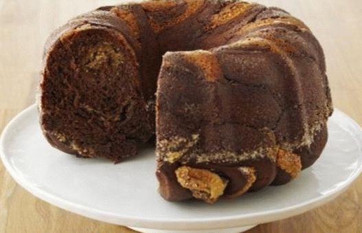 Foto Bolo de chocolate com nozes e brioche