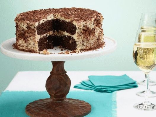Foto Bolo de chocolate com creme de queijo cottage e nozes em caramelo