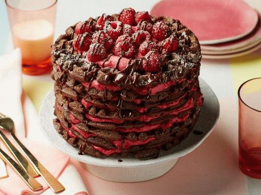 Bolo de waffle de chocolate com creme de requeijão