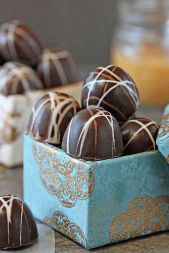 Foto trufas de chocolate com caramelo e champanhe