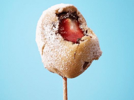 Foto bolas de bolacha de chocolate com morango no espeto