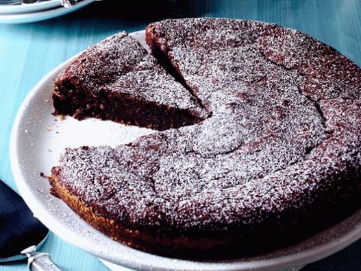 Foto Bolo de chocolate com amêndoa para uma noite romântica