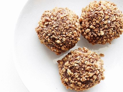 Trufas de chocolate e rum cobertas com macarons Amaretti