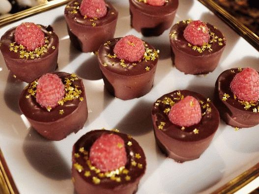 Foto Sobremesa de framboesa efervescente de cereja e chocolate