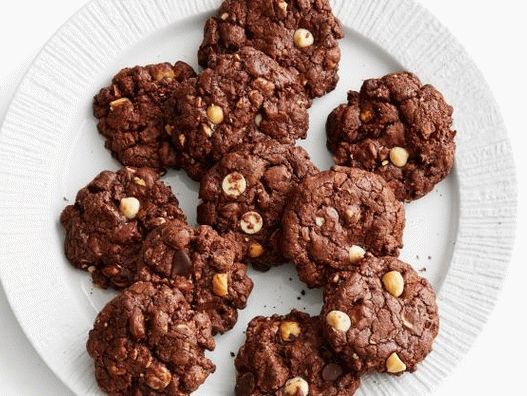 Foto biscoitos de chocolate com avelãs e lascas de chocolate brancas