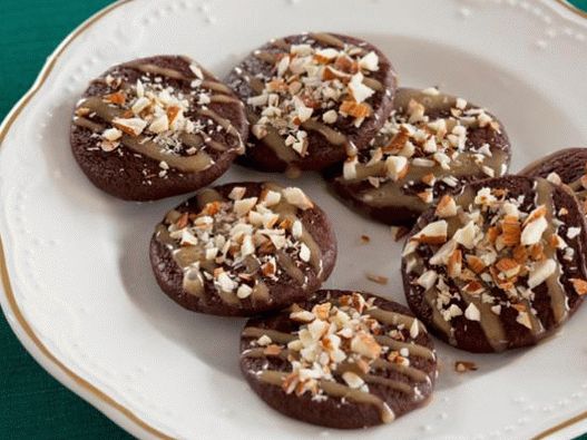 Foto Cookies de chocolate com caramelo e amêndoas