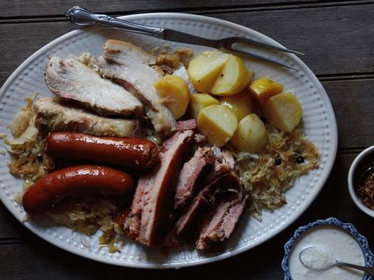 Foto de Shukrut (repolho refogado com travessa de carne defumada)
