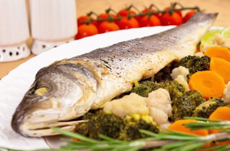 Robalo cozido no vapor com legumes