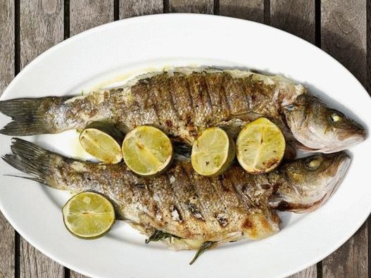 Foto de robalo com manjericão grelhado, limão e gengibre