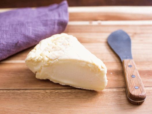 Foto queijo de cabra em casa