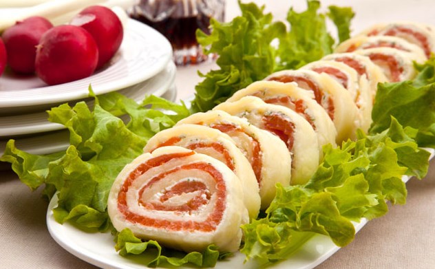 Rolo de queijo com salmão