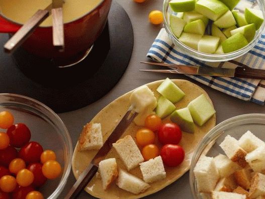 Foto fondue de queijo com vinho branco