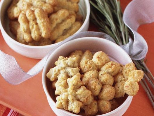 Biscoitos de queijo com alecrim de uma prensa de seringa