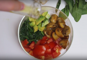 Uma salada saudável com cogumelos e espinafre - 0