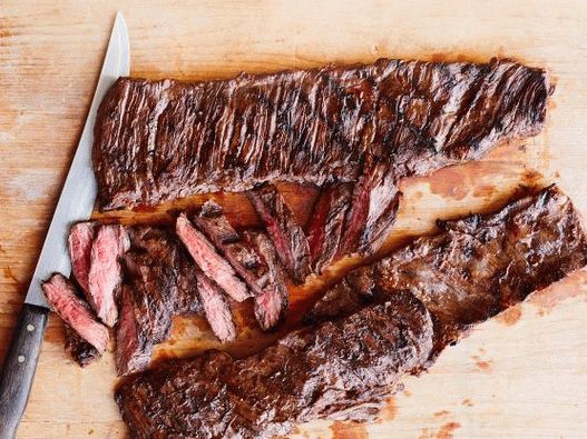 Photo Skerte bife grelhado em uma marinada de cerveja