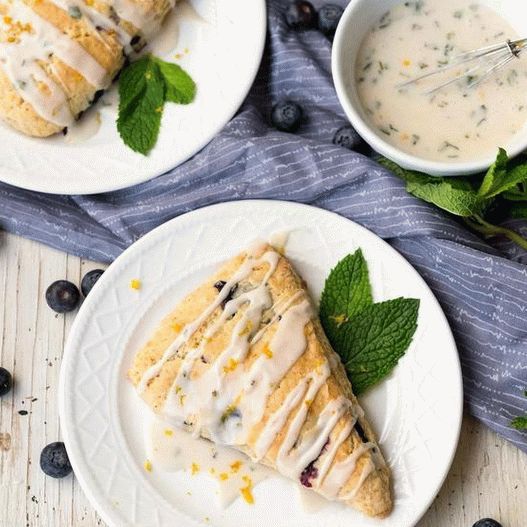 Foto Scones com mirtilos e cobertura de laranja