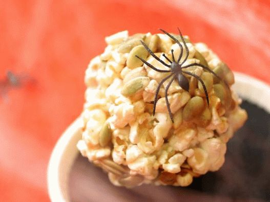 Foto Bolas de pipoca doce e picante com sementes de abóbora