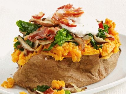 Foto Batata-doce com pancetta, cogumelos shiitake e rapini