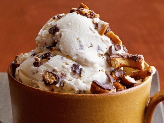 Foto sorvete doce com pretzels salgados