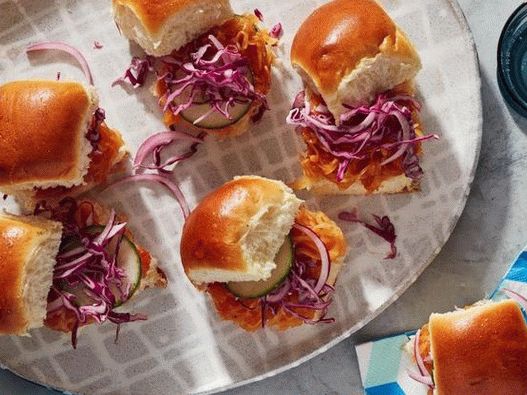 Photo Slider hambúrgueres com espaguete de abóbora em molho barbecue