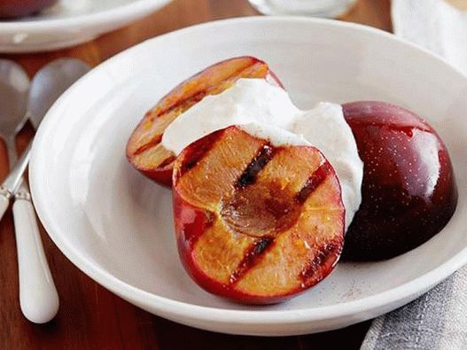 Foto de ameixas grelhadas com molho de iogurte picante com nozes