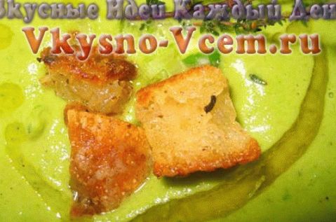 Sopa cremosa com brócolis e croutons