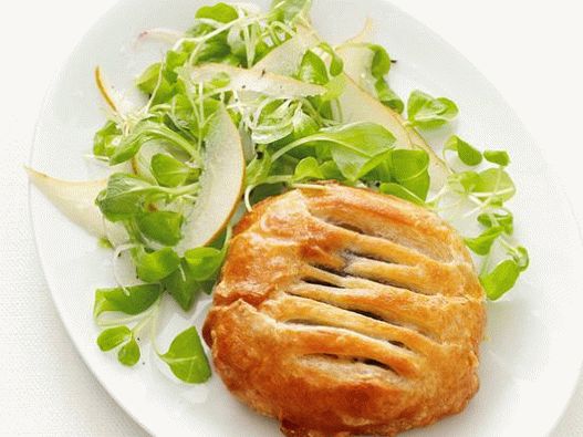 Foto sopro com cogumelos e salada de pêra