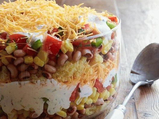 Foto salada mexicana de sopro com pão de milho e feijão