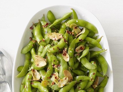 Foto edamame de soja em vagem com alho frito