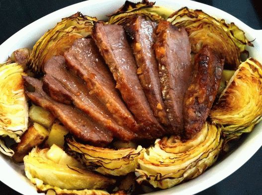 Foto de ensopado de carne enlatada com couve e batatas