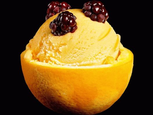 Foto sorvete com amora em copos de laranja