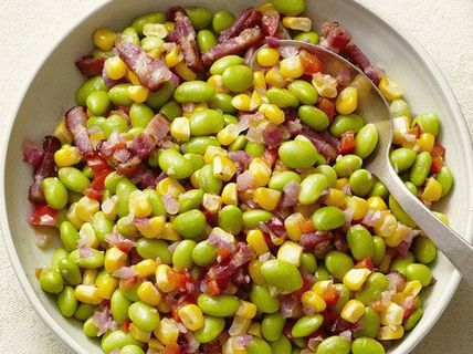 Foto de refogado de feijão Edamame com milho e bacon