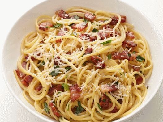 Foto de espaguete à carbonara com bacon