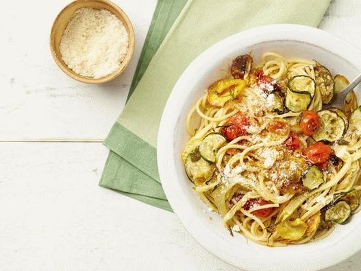 Foto de espaguete com abobrinha e tomate