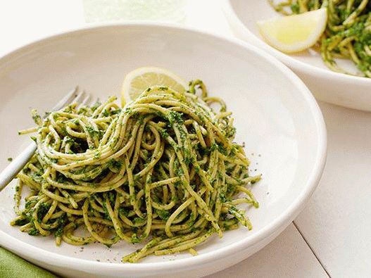 Foto de espaguete com pesto de pistache e couve couve