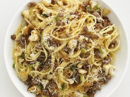 Foto de espaguete com couve-flor refogada e salsichas italianas