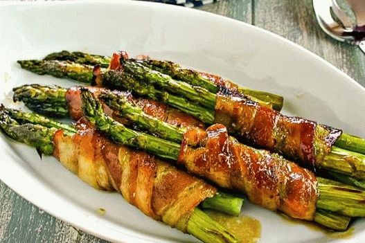 Aspargos grelhados envoltos em bacon