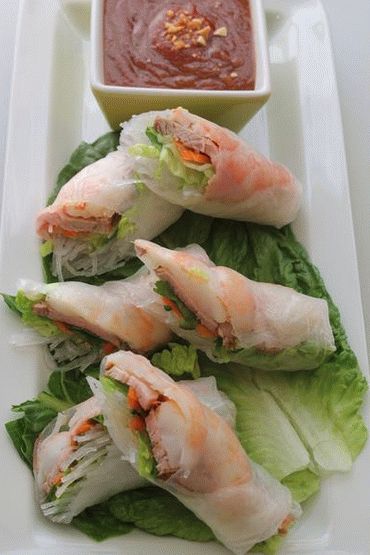 Foto Rolinhos primavera com carne de porco e camarão (Goi kuon) com molho de amendoim (Nuok Leo)